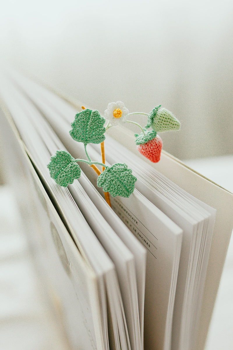 Jual whimsical strawberry coquette beads bookmark ‎♡₊˚ ・₊✧, penanda buku