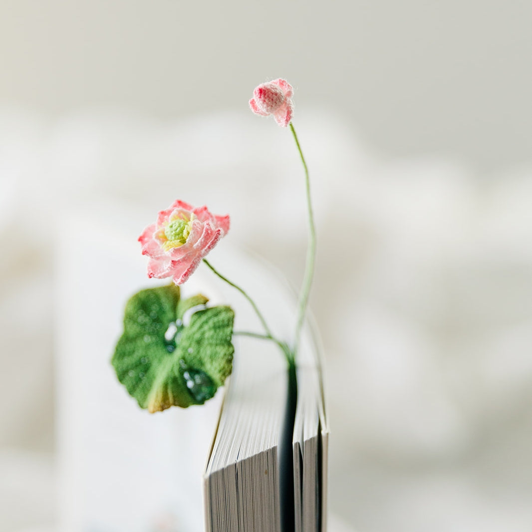 Microcrochet Lotus Bookmark