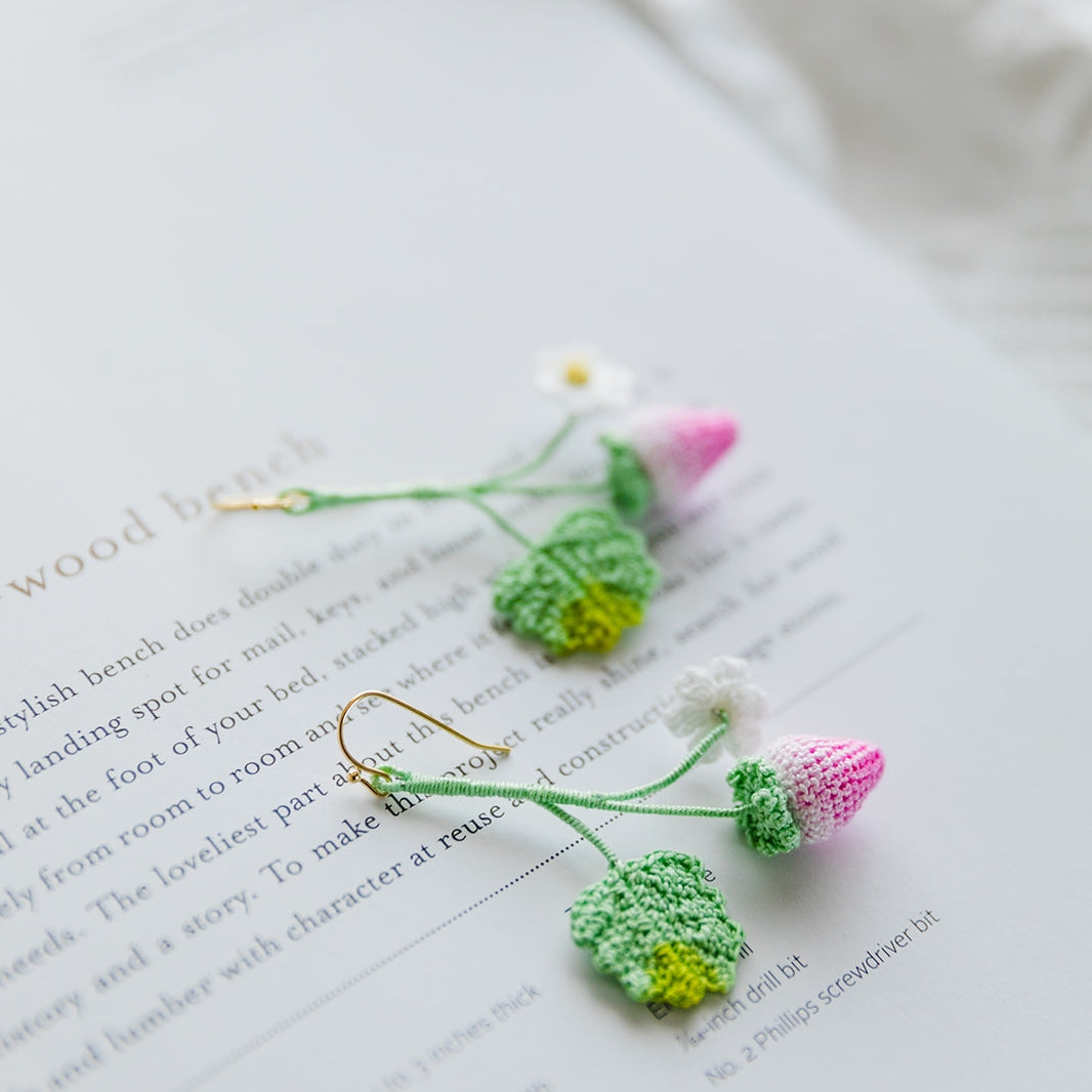 Microcrochet Strawberry Leaf Earring